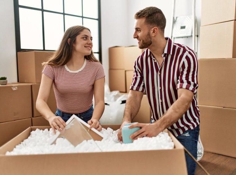 How Movers And Packers Handle Fragile Glassware